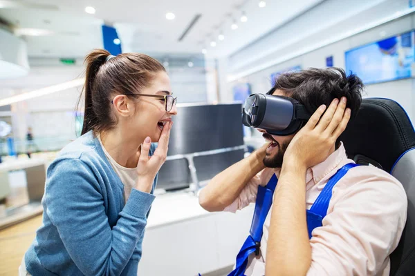 Glückliches Junges Paar Das Spaß Mit Der Brille Hat Während — Stockfoto