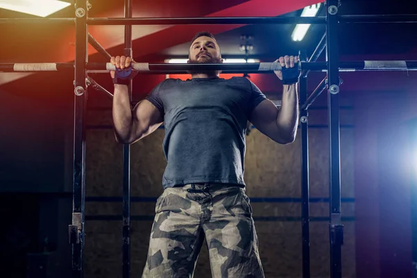 Starker Bärtiger Mann Hält Sich Turnhalle Stange — Stockfoto