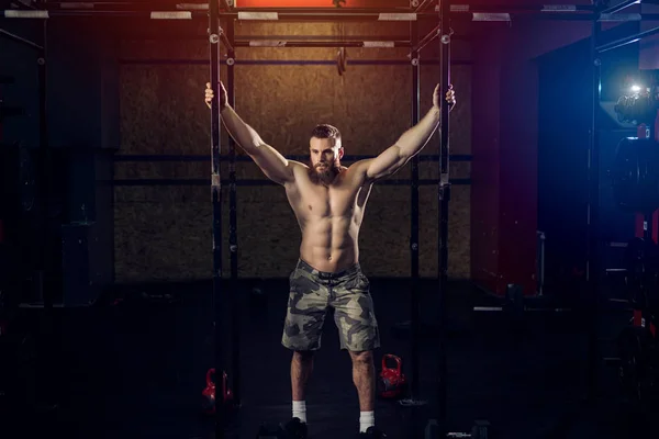 Stark Fokussierter Sportlicher Bodybuilder Trainiert Fitnessstudio — Stockfoto