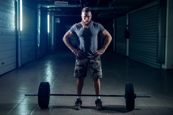 Foto Van Sterke Sportieve Bodybuilder Voorbereiden Hem Zelf Zware Werk — Stockfoto