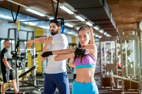 Stark Passa Unga Par Sträcker Sina Muskler Efter Träning Gym — Stockfoto