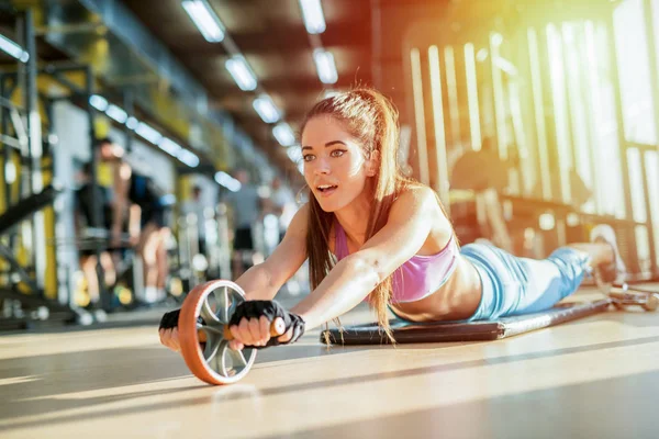 Starkes Reizvolles Junges Mädchen Trainiert Einem Hellen Fitnessstudio — Stockfoto