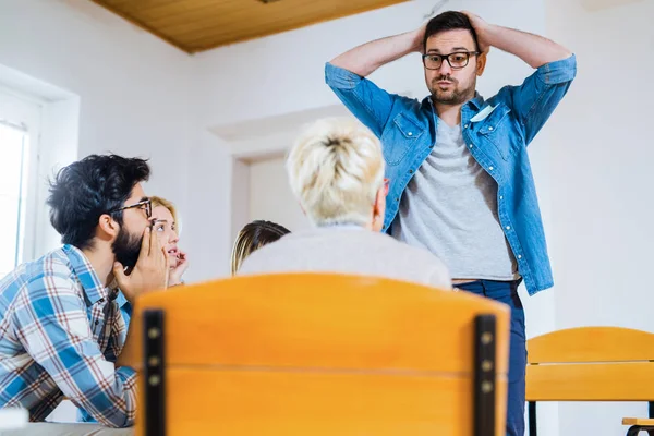 Gruppe Von Menschen Die Kreis Zur Gruppentherapie Sitzen Ein Mann — Stockfoto