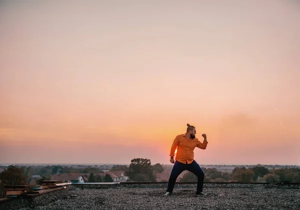 Junger Hipster Stadtmensch Steht Auf Dem Dach Des Gebäudes Und — Stockfoto