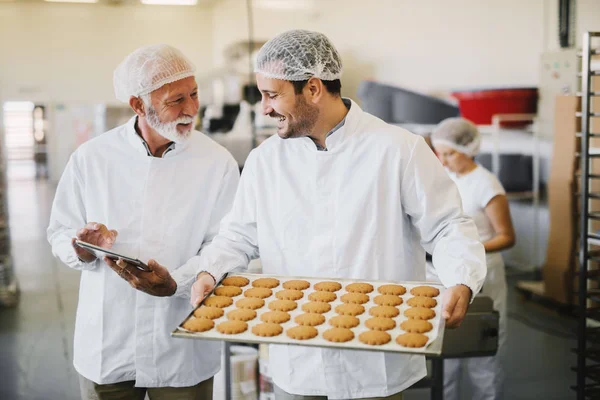 Bild Von Zwei Angestellten Steriler Kleidung Einer Lebensmittelfabrik Die Lächeln — Stockfoto