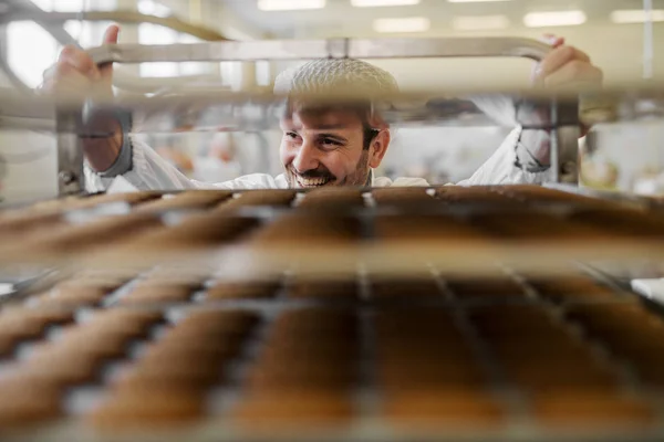 Bild Eines Professionellen Männlichen Bäckers Weißer Arbeitsuniform Vor Den Regalen — Stockfoto