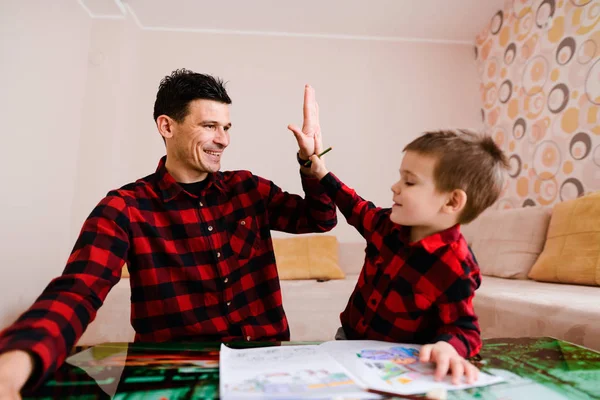 Vader Zoon Tijd Jonge Vader Schattige Zit Door Tabel Met — Stockfoto