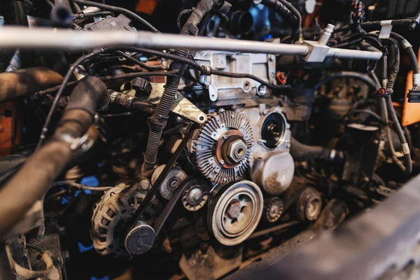 Menutup Bagian Mesin Motor Mobil Memperbaiki Motor Tua Bengkel — Stok Foto