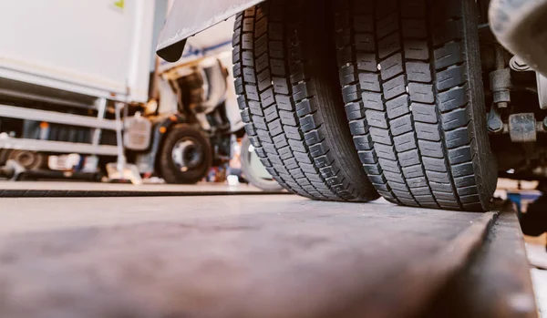 Fechar Pneus Dos Camiões Reparação Caminhão Velho Oficina Carro — Fotografia de Stock