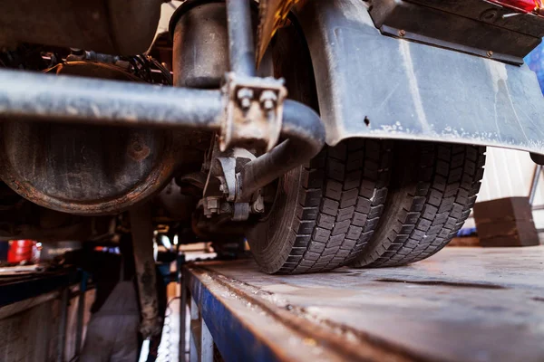 Bliska Opon Ciężarowych Naprawa Starych Ciężarówek Warsztacie Samochodowym — Zdjęcie stockowe