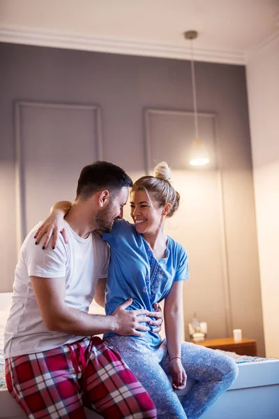 Jonge Gelukkige Paar Knuffelen Pyjama Met Romantisch Moment — Stockfoto