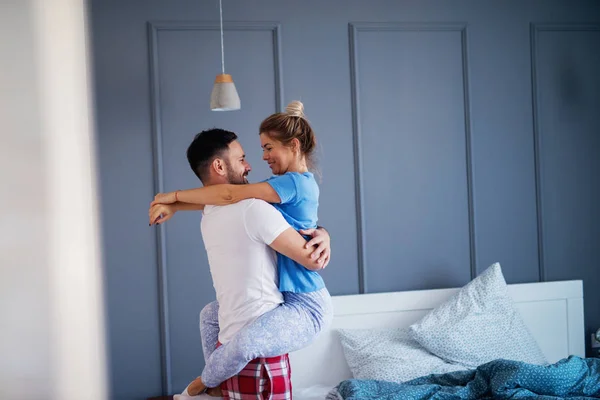 Jonge Gelukkige Paar Knuffelen Pyjama Met Romantisch Moment — Stockfoto