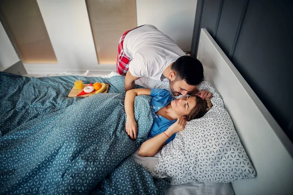 Joven Enamorado Guapo Hombre Trayendo Novia Desayuno Cama Despertándola Suavemente — Foto de Stock