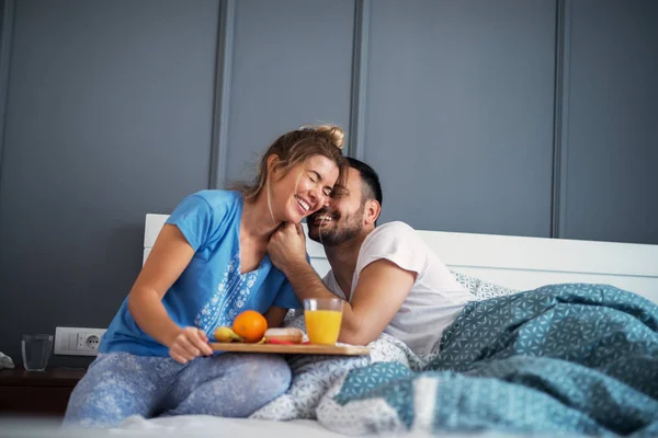 Jonge Gelukkige Ontspannen Paar Samen Ontbijten Bed Met Plezier Glimlachen — Stockfoto