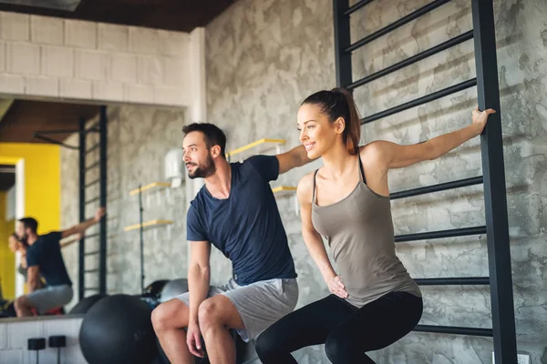 Hermosa Pareja Atletas Jóvenes Sosteniendo Bar Estirando Los Músculos Sus — Foto de Stock