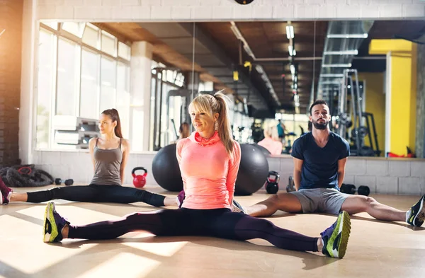 Jóvenes Atletas Cansados Gimnasio Estirando Los Músculos Sus Piernas Después — Foto de Stock