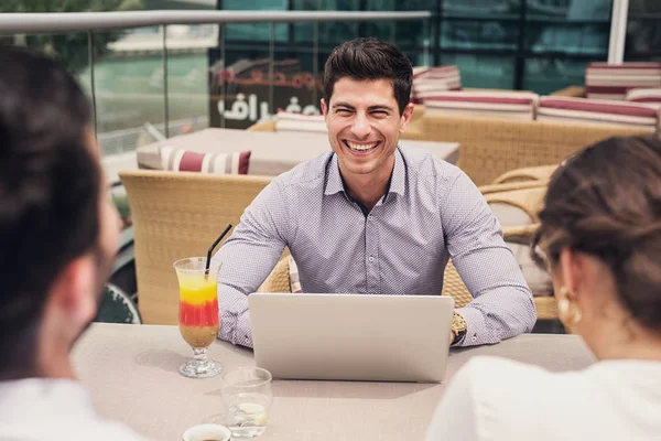 Bonito Homem Negócios Yong Sentado Uma Reunião Negócios Fora Sorrindo — Fotografia de Stock