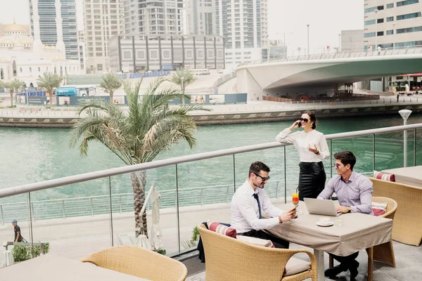 Tres Jóvenes Colegios Negocios Tomando Descanso Dubai Marine Sentados Balcón — Foto de Stock