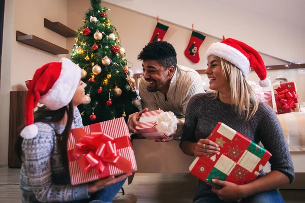 Счастливые Друзья Шляпах Санта Клауса Празднуют Рождество Спальне Множеством Подарков — стоковое фото
