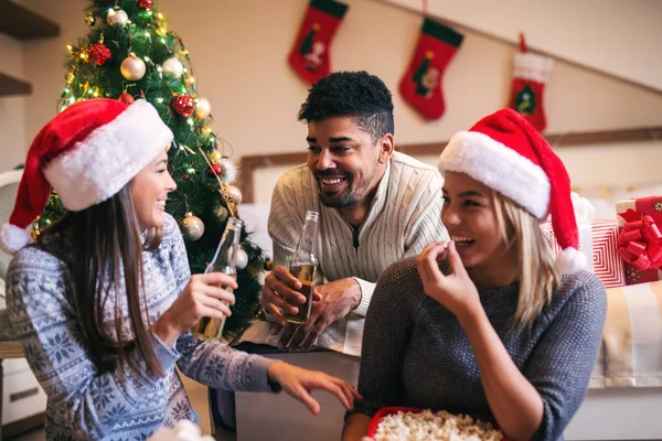 Amigos felices disfrutando de Navidad — Foto de Stock