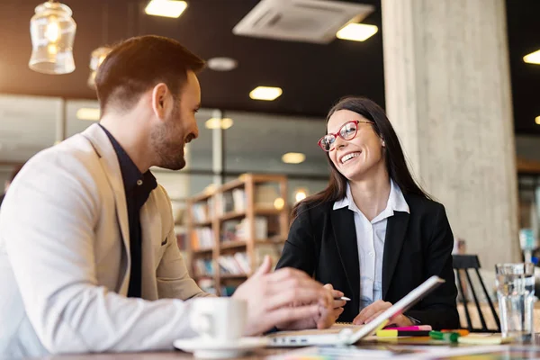 Jeunes Écoles Commerce Modernes Créatives Recherche Nouvelles Idées Tout Étant — Photo