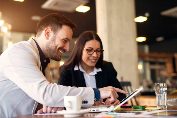 Giovani Business College Creativi Moderni Alla Ricerca Nuove Idee Mentre — Foto Stock