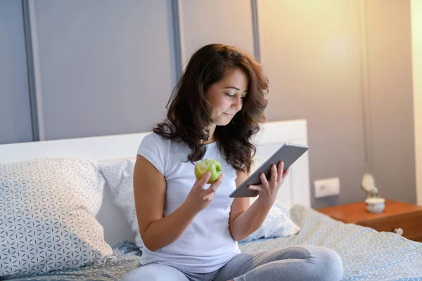 Beautiful Middle Age Woman Sitting Her Bed Bedroom Looking Tablet — Stock Photo, Image