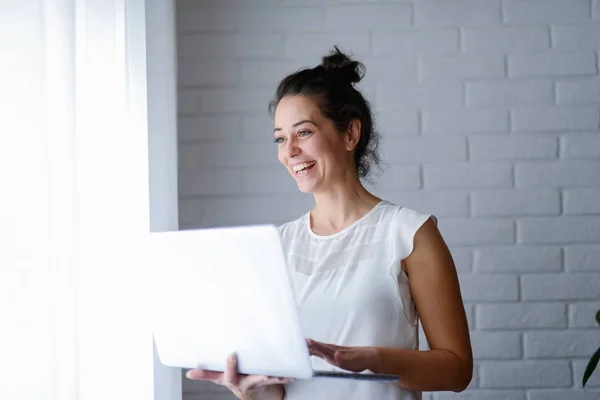 Belle Femme Âge Moyen Tenant Tablette Dans Ses Mains Souriant — Photo