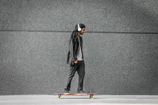 Jóvenes Rastas Urbanas Hipster Hombre Montando Larga Tabla Escuchando Música — Foto de Stock