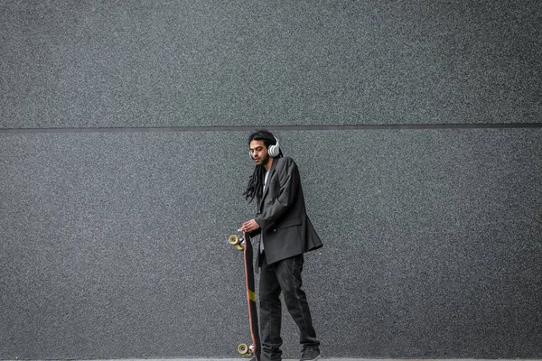Moderne Urbane Junge Dreadlocks Hipster Mann Hält Seine Skate Auf — Stockfoto