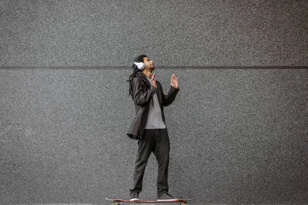 Jóvenes Rastas Urbanas Hipster Hombre Montando Larga Tabla Escuchando Música — Foto de Stock