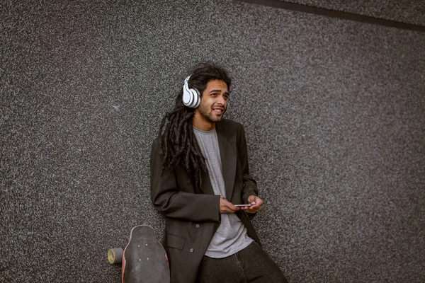 Genç Sevimli Hipster Dreadlocks Adam Siyah Duvar Dinleme Müzik Kulaklık — Stok fotoğraf