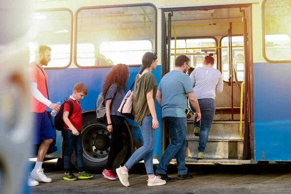 Group People Entering Blue Bus Carrying Luggage — Stock Photo, Image
