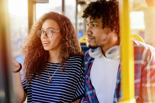 Imagem Bonito Jovem Mistura Casal Corrida Sentado Ônibus Falando — Fotografia de Stock