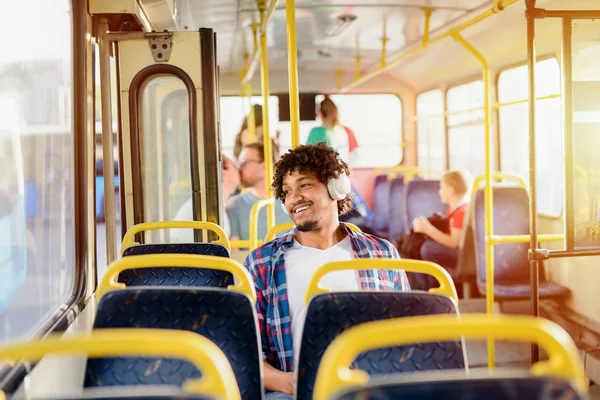 Junger Glücklicher Mann Sitzt Auf Einem Bussitz Und Hört Musik — Stockfoto