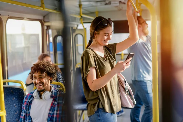 Joven Mujer Alegre Pie Autobús Uso Teléfono Móvil — Foto de Stock