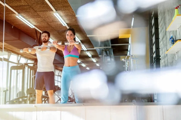 Bild Eines Fröhlich Sportlich Fitten Paares Das Gemeinsam Einer Turnhalle — Stockfoto