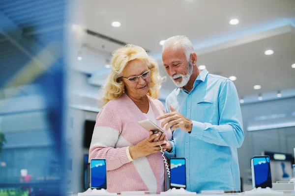 Hermosa Pareja Mayor Tienda Tecnología Buscando Nuevo Teléfono Inteligente —  Fotos de Stock