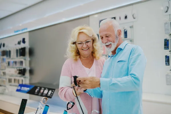 Hermosa Pareja Mayor Tienda Tecnología Buscando Nuevo Reloj Inteligente —  Fotos de Stock