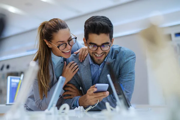 Pareja Tienda Tecnología Busca Nuevo Teléfono Móvil — Foto de Stock