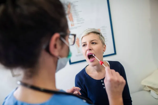 Unga Kvinnliga Läkare Undersöka Blond Kvinna Modern Klinik — Stockfoto