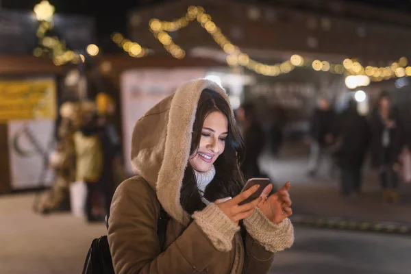 Щаслива Жінка Використовує Смартфон Введення Читання Повідомлень Стоячи Вулиці Фоновому — стокове фото