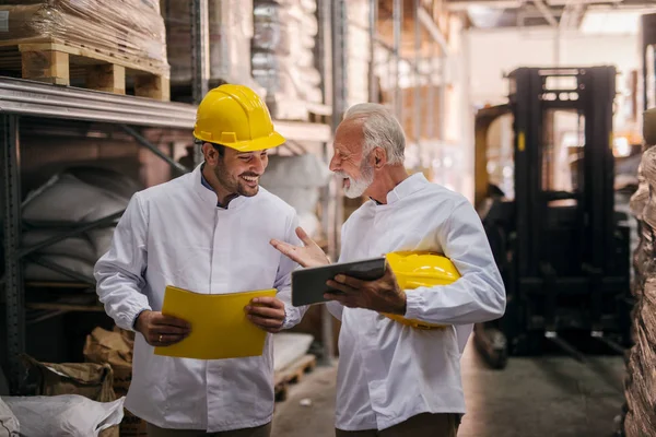 Trabalho Equipa Imagem Dois Homens Armazém Emprega Sorrindo Olhando Juntos — Fotografia de Stock