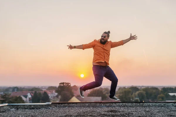 Зображення Щасливого Веселого Сучасного Молодого Чоловіка Даху Зверху Танцює Святкує — стокове фото