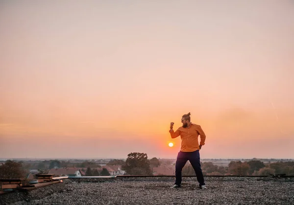 Junger Hipster Stadtmensch Steht Auf Dem Dach Des Gebäudes Und — Stockfoto
