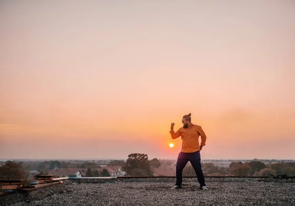 Joven Hipster Urbano Pie Parte Superior Del Edificio Sintiéndose Feliz —  Fotos de Stock