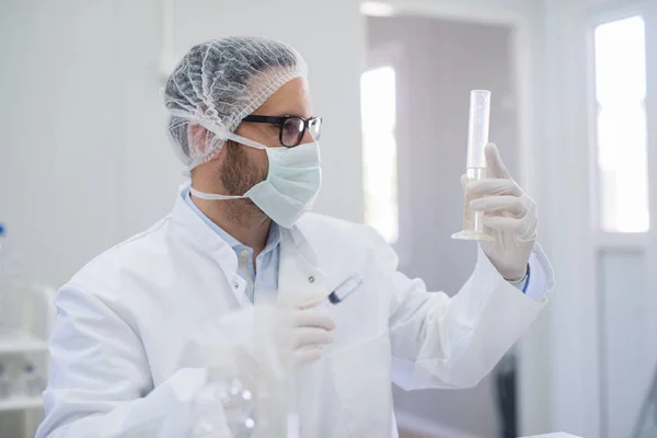 Tecnólogo Mirando Tubo Sosteniendo Otra Mano — Foto de Stock