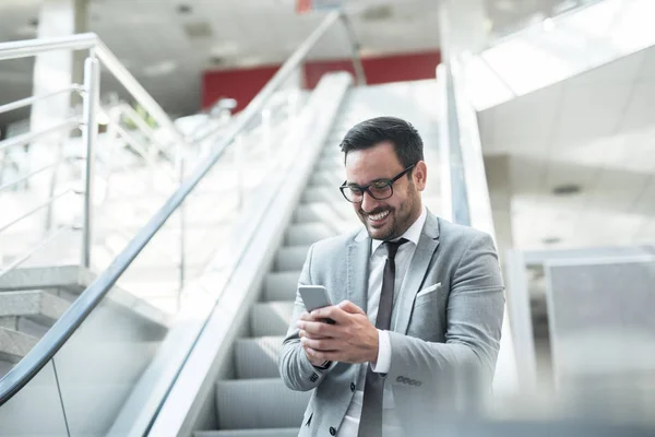 Trabajador Corporativo Sonriendo Usando Teléfono Inteligente Para Escribir Mensajes Mientras —  Fotos de Stock