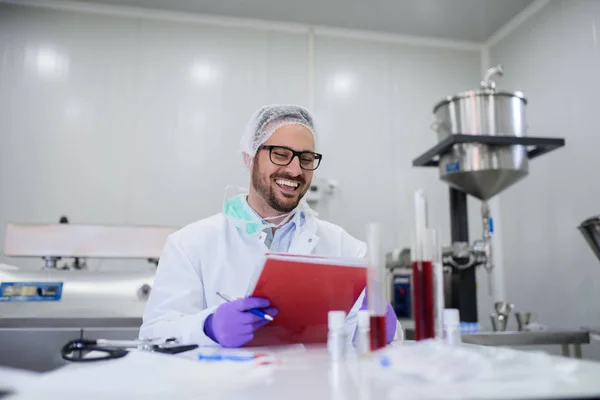 Tecnólogo Sonriente Mirando Los Resultados Las Pruebas Mientras Está Sentado — Foto de Stock