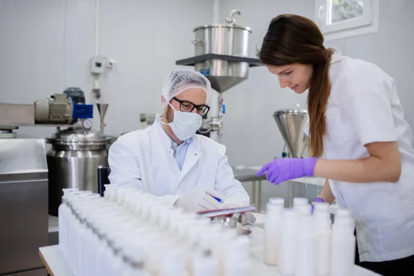 Technologist His Assistant Testing Quality Cosmetic Products — Stock Photo, Image